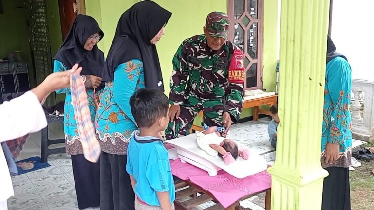 Wujud Kepedulian TNI, Serka Sriyono Dampingi Posyandu Balita di Karanganyar
