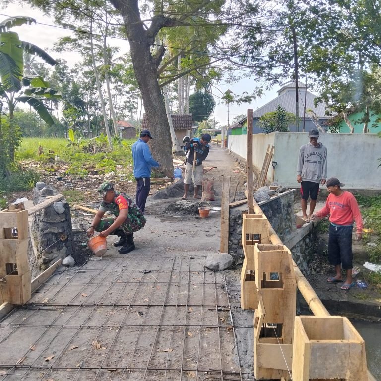 Kebersamaan Babinsa dan Warga Kokapan, Perbaiki Jembatan Demi Konektivitas Dusun 
