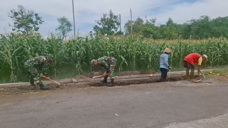 Sinergi TNI-Rakyat: Babinsa Jatimulyo Bantu Bangun Drainase di Jalan Dusun Ampelgading 