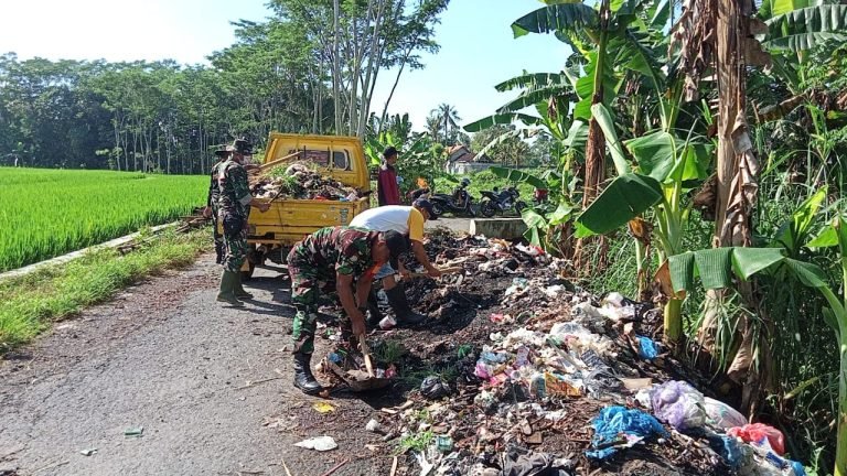 Babinsa Karangbendo Bersama Warga Kerja Bakti Pembersihan Sampah di Dusun Tego