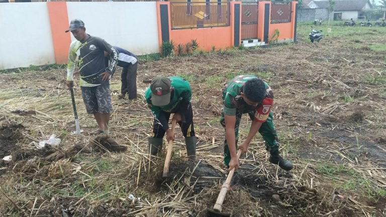 Babinsa Bodang Berperan Aktif Persiapkan Lomba Pacuan Kuda di Desa Bodang