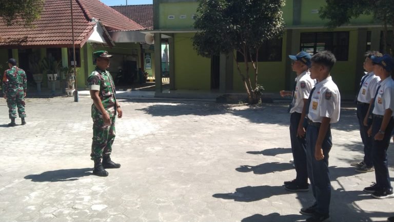 Bangun Karakter Bangsa, Babinsa Grati Latih PBB dan Wasbang di MPLS
