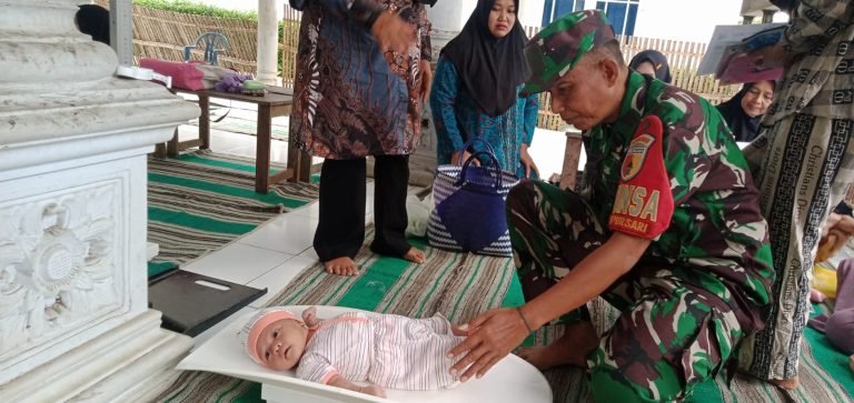 Sentuhan TNI untuk Generasi Sehat: Serma Muh. Soli Dampingi Posyandu di Tempursari