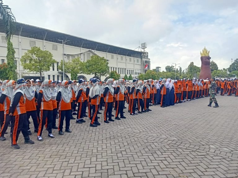 TNI Hadir di Sekolah: Babinsa Kepuharjo Cetak Siswa Disiplin dan Cinta NKRI