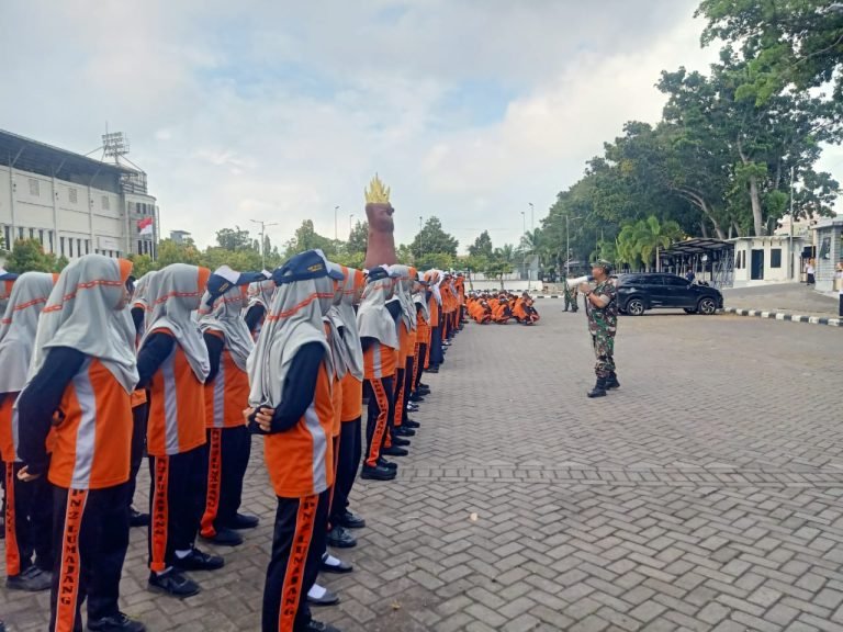 TNI Hadir di Sekolah: Babinsa Kepuharjo Cetak Siswa Disiplin dan Cinta NKRI