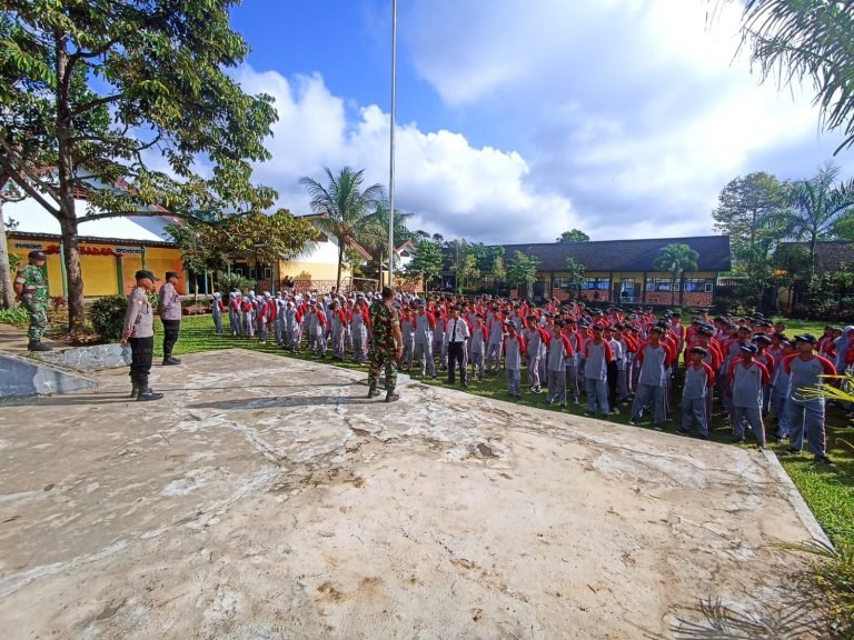 Disiplin Sejak Dini: Kolaborasi Babinsa dan Bhabinkamtibmas Warnai MPLS di SMPN 1 Senduro