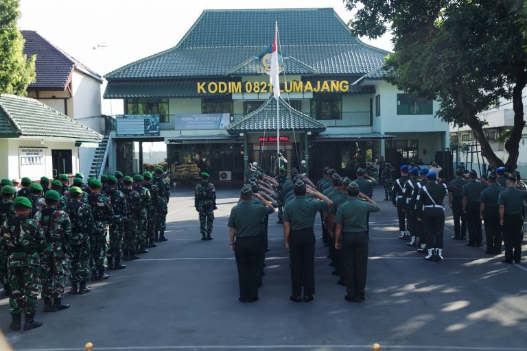 Kodim 0821/Lumajang Gelar Upacara Bendera 17-an, Teguhkan Komitmen Profesionalisme dan Peran Strategis TNI AD
