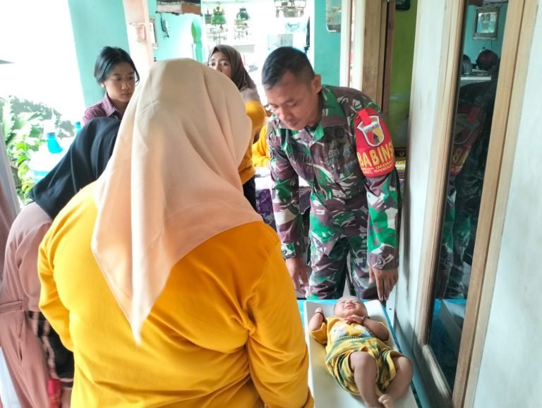 Sinergi Babinsa Gedangmas Dukung Pelayanan Kesehatan Masyarakat di Posyandu Dewi Sri