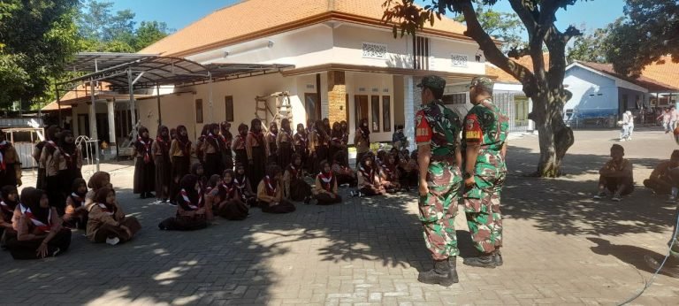 Disiplin Sejak Dini, Babinsa Wates Kulon Latih PBB Siswa Baru MA Roudlatus Syarifah