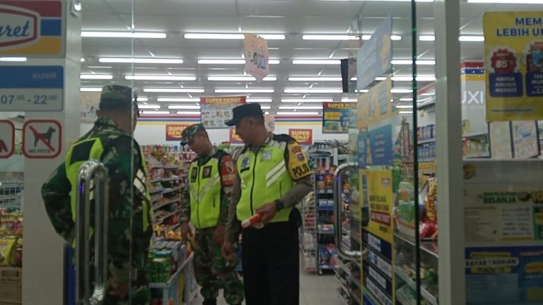 Patroli Gabungan Babinsa dan Bhabinkamtibmas Jatimulyo Tingkatkan Keamanan Objek Vital