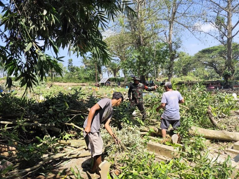 Wujud Kepedulian Lingkungan Makam, Babinsa dan Warga Giatkan Aksi Gotong Royong