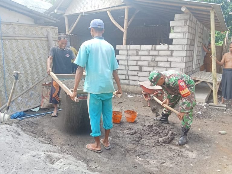 Wujudkan Kemanunggalan TNI-Rakyat, Babinsa Bantu Pembangunan Rumah Warga