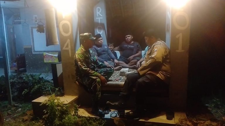 Tingkatkan Komsos Dialogis, Babinsa Bersama Bhabinkamtibmas Dawuhan Wetan Giatkan Patroli Wilayah