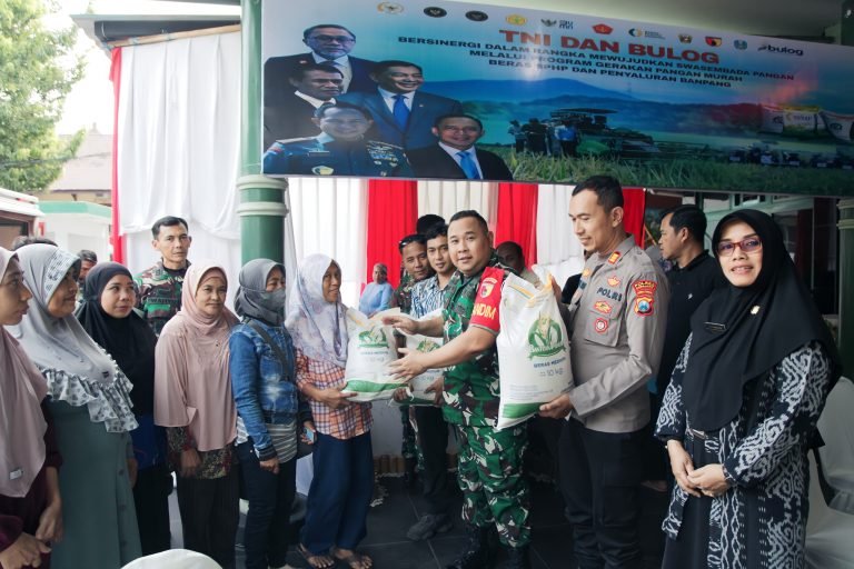 Komandan Kodim 0821/Lumajang Salurkan Beras SPHP, Ikuti Vicon Serentak Bersama Menhan dan Panglima TNI