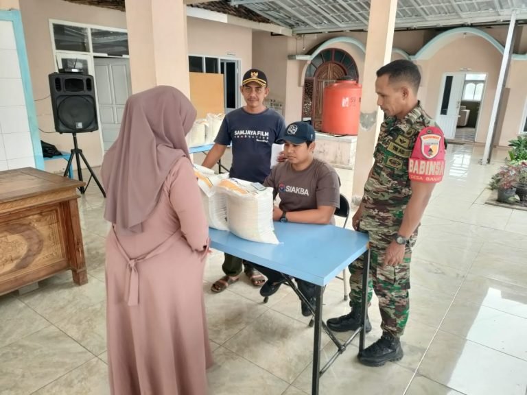 Kawal Program Pemerintah, Babinsa Pastikan Beras Bantuan Sampai ke Tangan Warga