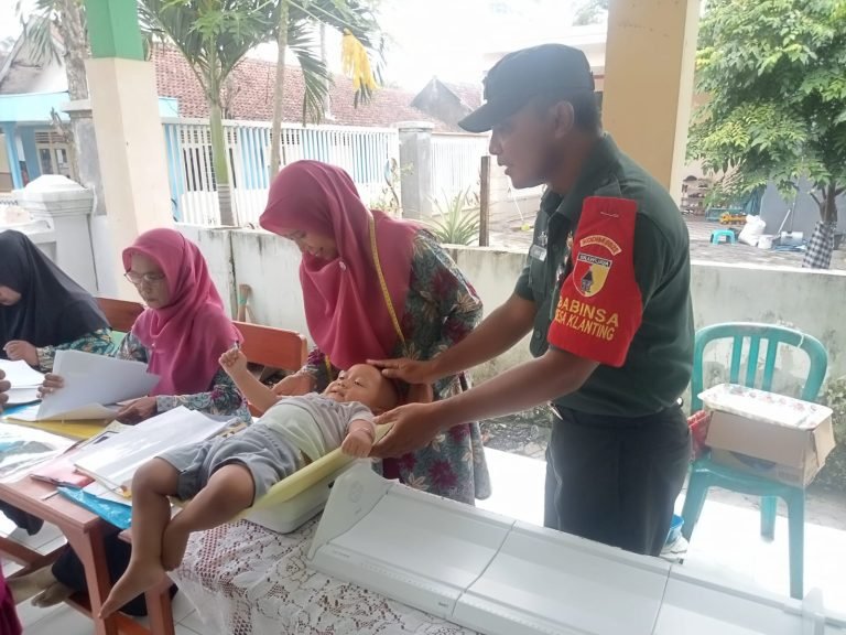 Dukung Program Kesehatan Ibu dan Anak, Babinsa Klanting Hadir di Posyandu Seruni