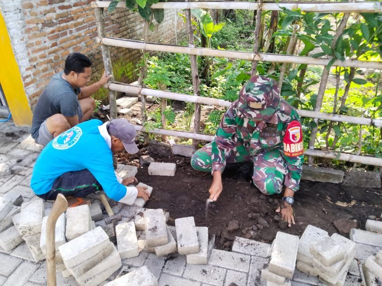 Wujudkan Kenyamanan Akses, Babinsa Kenongo Dampingi Warga Paving Jalan Dusun