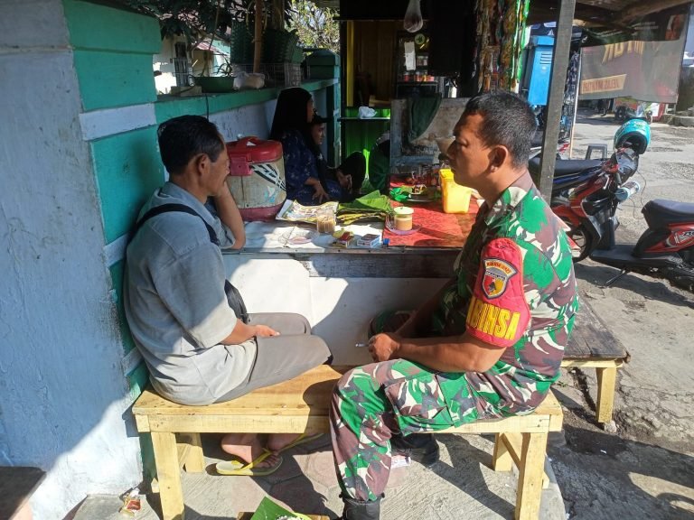 Babinsa Wonocepokoayu Jalin Komsos dengan Warga, Perkuat Kemanunggalan TNI-Rakyat