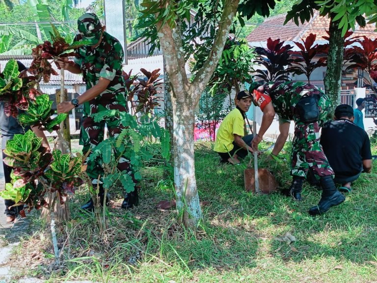 Sambut Bulan Agustus, Babinsa dan Pemdes Kerja Bakti Bersihkan Lingkungan Balai Desa