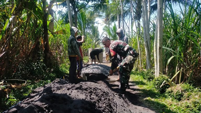Perkuat Mobilitas Warga, Babinsa Klakah Dampingi Pengecoran Jalan Dusun
