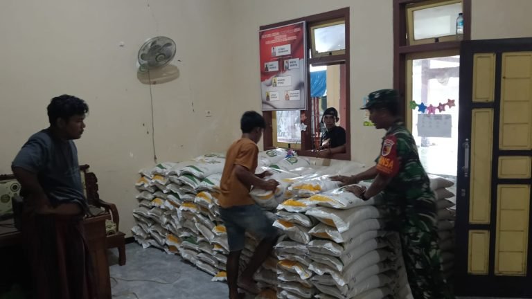Bersama Pemdes, Babinsa Gondoruso Pastikan Bantuan Pangan Siap Didistribusikan