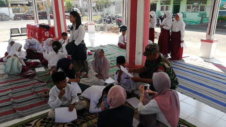 Goresan Warna dan Kata Penuh Makna: Babinsa Banyuputih Kidul Dampingi Lomba Kreatif Anak