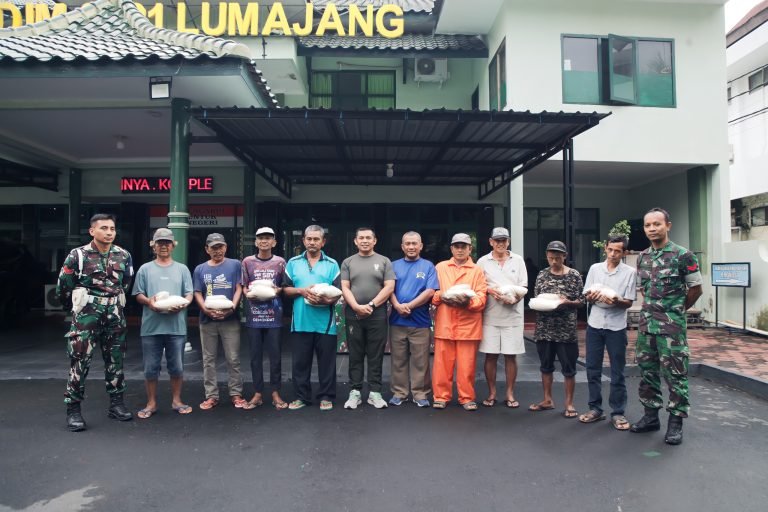 Kodim 0821/Lumajang Tebar Kebaikan Lewat Jumat Berkah: Wujud Kepedulian TNI pada Rakyat