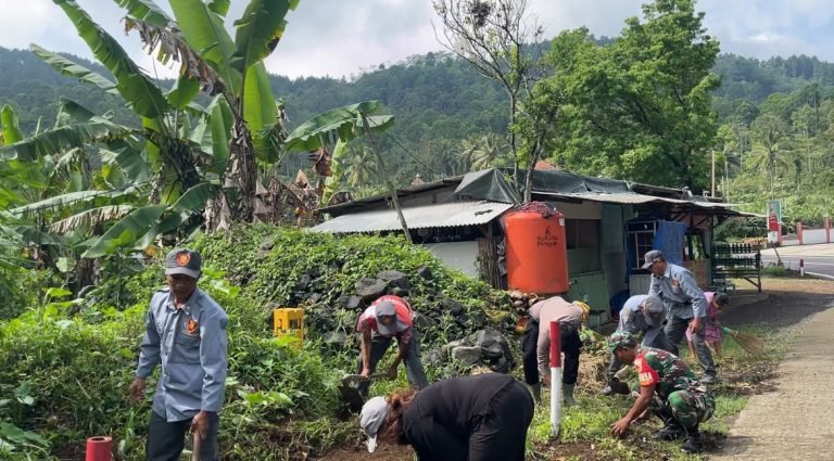 Jelang HUT RI ke-80, Babinsa dan Warga Sumberurip Gelar Kerja Bakti Bersih Lingkungan