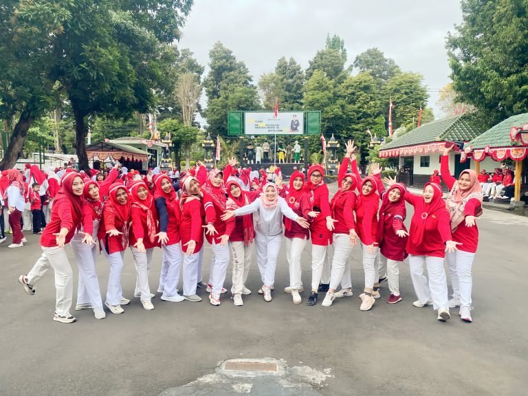 Semarak Merah Putih, Persit KCK Cabang XXXV Kodim 0821 Gelar Olahraga Bersama Sambut HUT RI ke-80