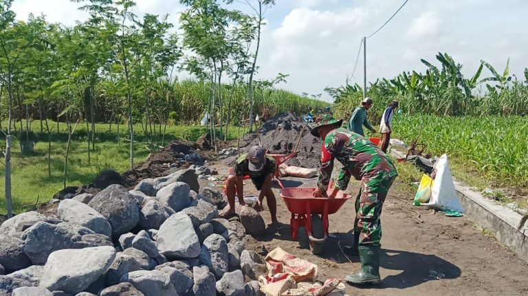 Kemanunggalan TNI-Rakyat Nyata, Babinsa Klampokarum Kawal Proyek Plengsengan