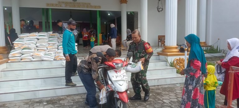 TNI Hadir untuk Rakyat: Babinsa Purwosono Dampingi Distribusi Bantuan Pangan