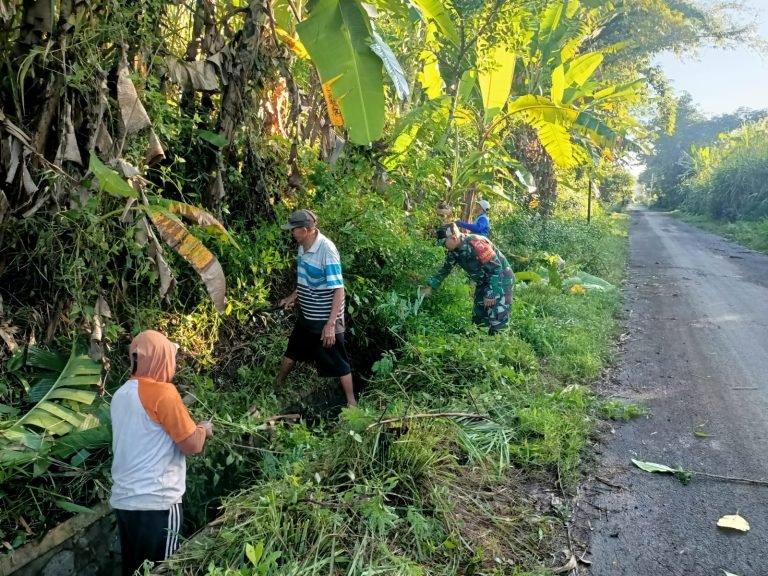 Gotong Royong Babinsa dan Warga Kalisemut: Wujud Nyata Peduli Lingkungan