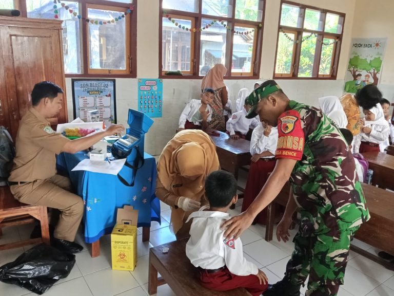Tumbuhkan Generasi Sehat, Babinsa Dampingi BIAS di SDN Bence 02