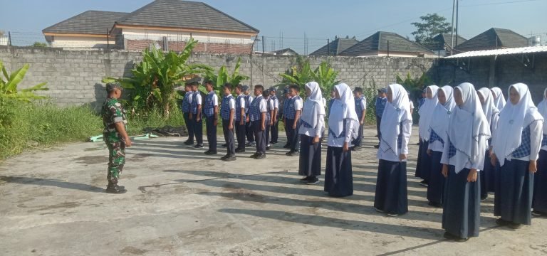 Tumbuhkan Disiplin dan Patriotisme, Babinsa Jogoyudan Latih PBB Siswa SMP Al Ikhlas
