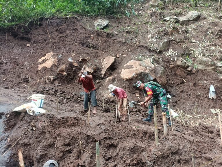 Pererat Sinergi, Babinsa dan Warga Kertowono Kawal Pembangunan Jalan Wisata Antrukan Pawon