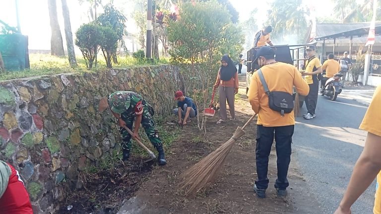 Galang Kebersamaan Lewat Kerja Bakti, Babinsa Ranubedali Bersama Stakeholder Bersihkan Jalan