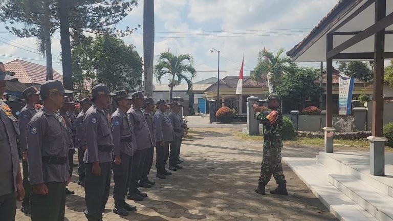 Dukung Kamtibmas, Babinsa Wotgalih Latih Kedisiplinan Satlinmas