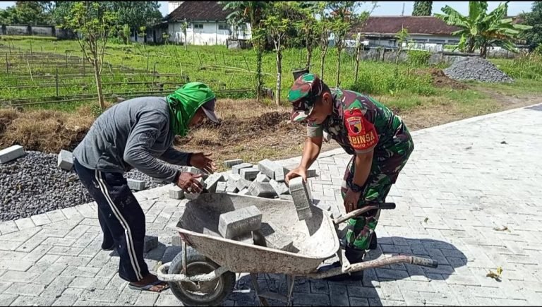Babinsa Kaliboto Lor Pastikan Proyek Paving Block Berjalan Tepat Mutu