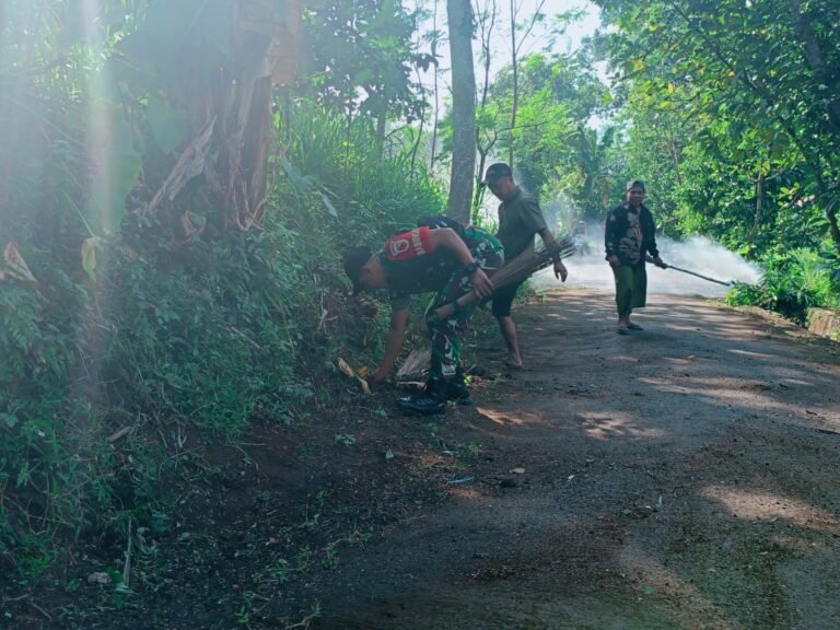 Kerja Bakti Rutin, Babinsa dan Warga Wonoayu Kompak Lewat Jumat Bersih
