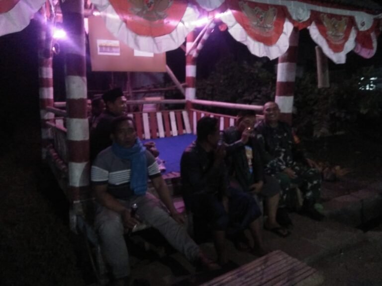 Patroli Malam di Poskamling, Babinsa Tekankan Kekompakan Jaga Kamtibmas
