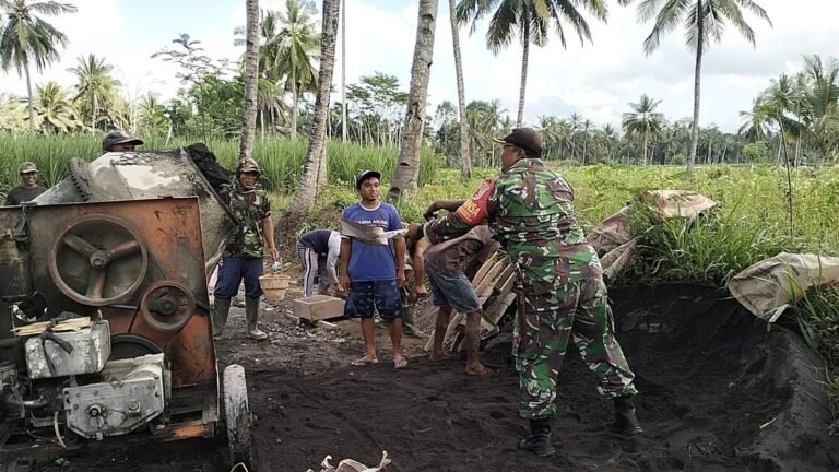 Akses Ekonomi Warga Terbuka, Babinsa Kalibendo Dampingi Pembangunan Jalan Rabat 