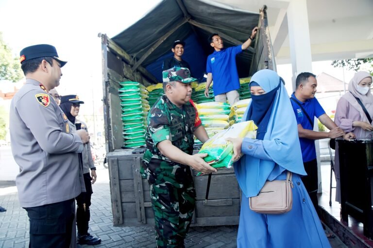 Forkopimda Lumajang Gelar Gerakan Pangan Murah, Dandim 0821: Bentuk Nyata Kepedulian untuk Rakyat
