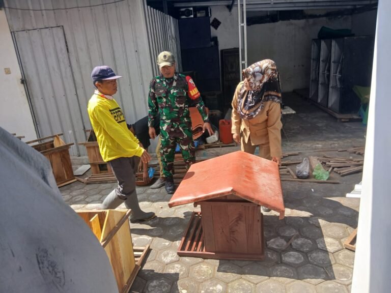 Wujudkan Pertanian Berkelanjutan, Babinsa Gesang Dampingi Pembuatan Rumah Burung Hantu