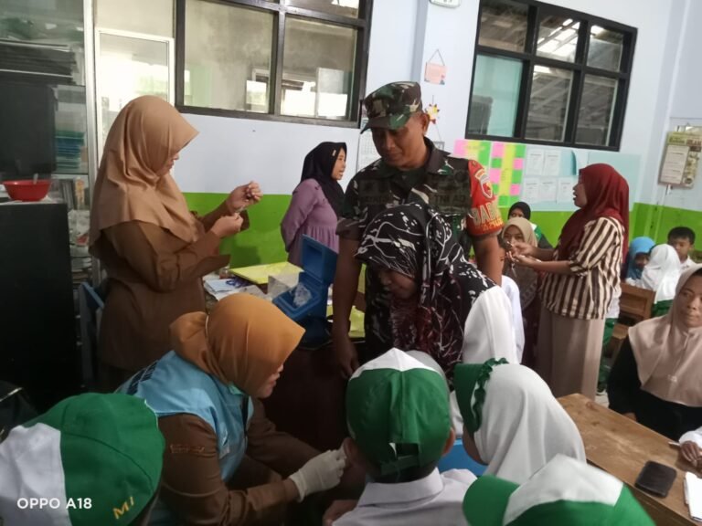 Babinsa Oro Oro Ombo Dampingi Imunisasi Cacar dan Pemberian Vitamin di Dua Madrasah