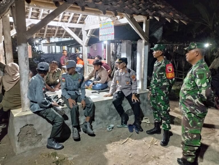 Kolaborasi Babinsa dan Bhabinkamtibmas Dampingi Forkopimcam Rowokangkung Gelar Patroli Gabungan