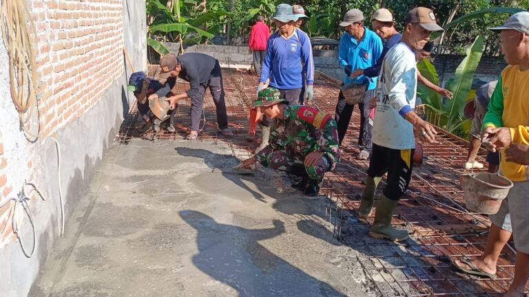 Guyup Babinsa dan Warga Karanganom Laksanakan Pengecoran Atap Masjid Dukorok Wal Masakqin