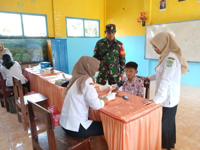 Sentuhan Kepedulian Babinsa, Bantu Tenaga Medis Jaga Kesehatan Siswa SDN Purworejo 3