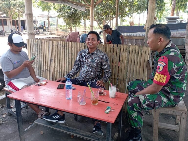 Kebersamaan TNI dan Rakyat: Babinsa Banjarwaru Hadir di Tengah Masyarakat