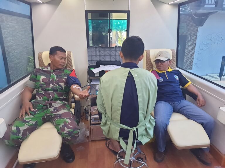 Support Warga Binaan, Babinsa Dawuhan Lor Ikuti Donor Darah