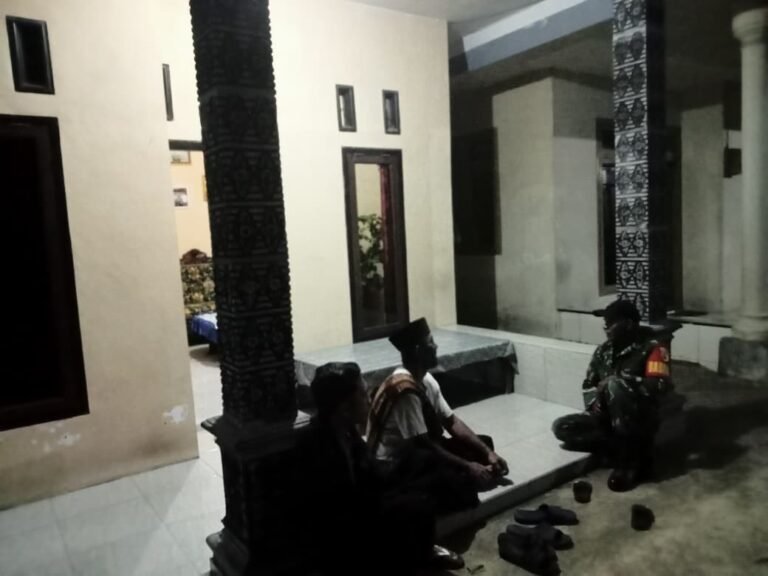 Patroli Malam Babinsa Kandangan, Wujud Kepedulian pada Keamanan dan Kedekatan dengan Warga